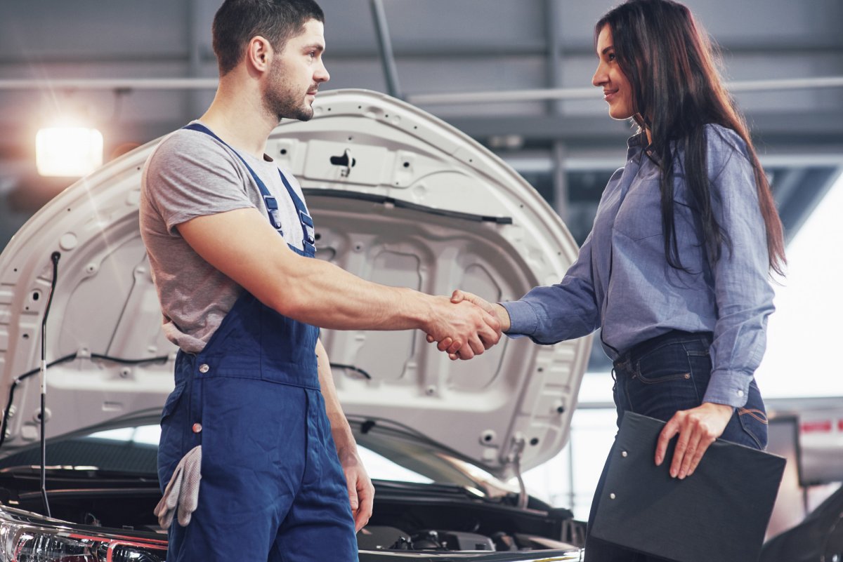 husband-car-mechanic-woman-customer-make-agreement-repair-car